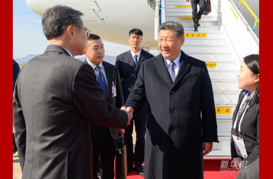 习近平抵达韩国出席亚太经合组织第三十二次领导人非正式会议并对韩国进行国事访问